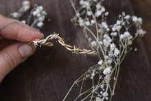Load image into Gallery viewer, Brass barbed wire cuff