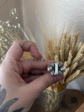 Load image into Gallery viewer, Ornamental ring size 9.75