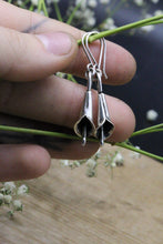 Load image into Gallery viewer, Calla lily earrings